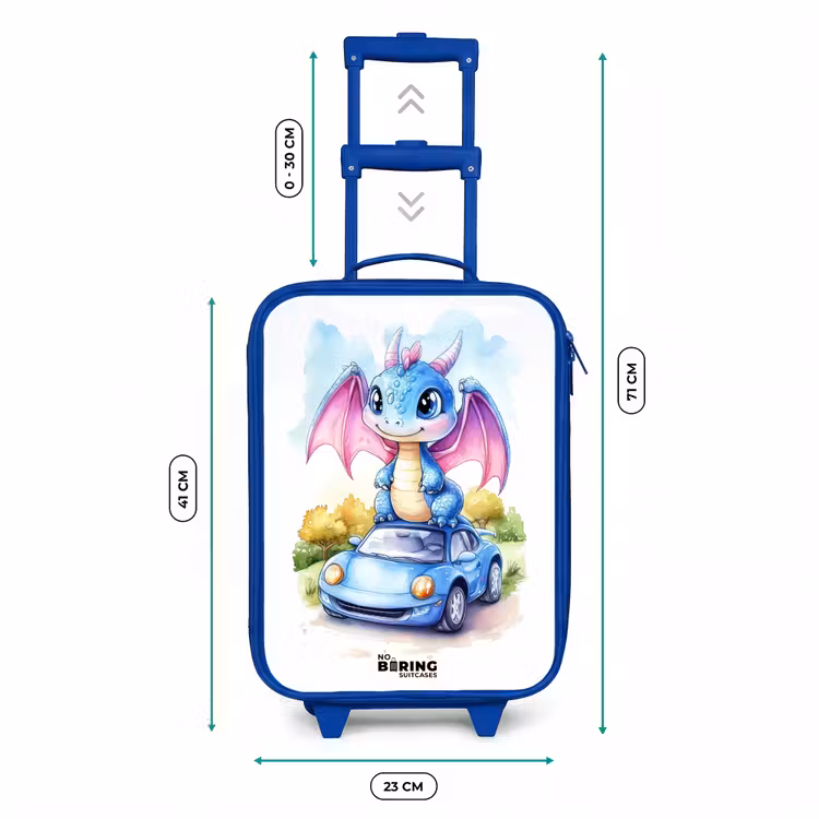 Kinderkoffer Blau - Baby-Drache auf blauem Auto in bewaldeter Landschaft — 7