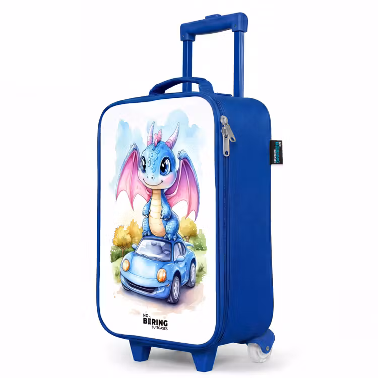 Kinderkoffer Blau - Baby-Drache auf blauem Auto in bewaldeter Landschaft — 8