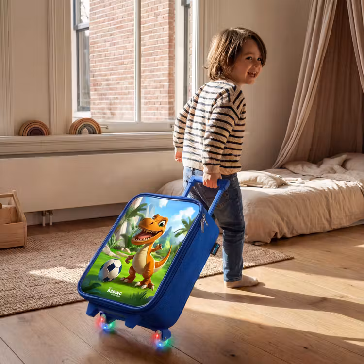 Kinderkoffer Blau - Dino mit einem Fußball in grüner Landschaft — 2