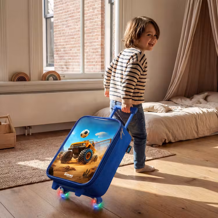 Kinderkoffer Blau - Monstertruck schießt Tor im Wüstenstadion — 2