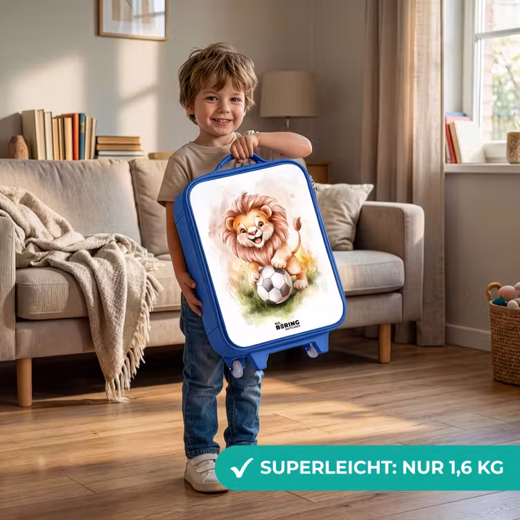 Kinderkoffer Blau - Verspielter Löwe mit Fußball auf Rasen — 3