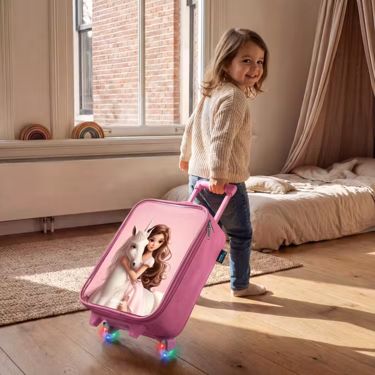 Kinderkoffer Rosa - Mädchen mit weißem Einhorn auf rosa Hintergrund — 2