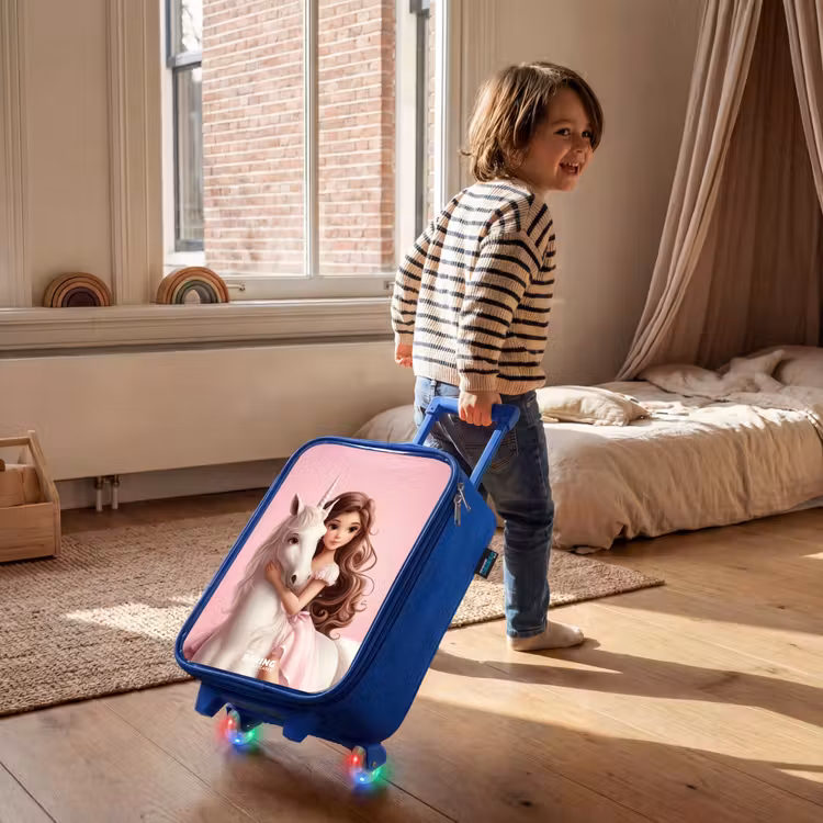 Kinderkoffer Blau - Mädchen mit weißem Einhorn auf rosa Hintergrund — 2