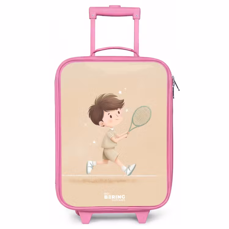 Kinderkoffer Rosa - Junge spielt Tennis auf sandfarbenem Hintergrund — 1
