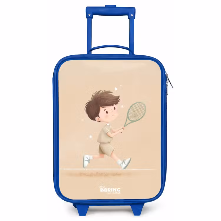 Kinderkoffer Blau - Junge spielt Tennis auf sandfarbenem Hintergrund — 1