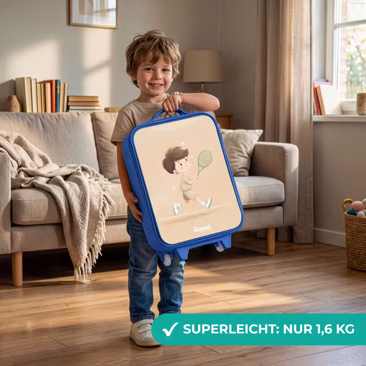 Kinderkoffer Blau - Junge spielt Tennis auf sandfarbenem Hintergrund — 3