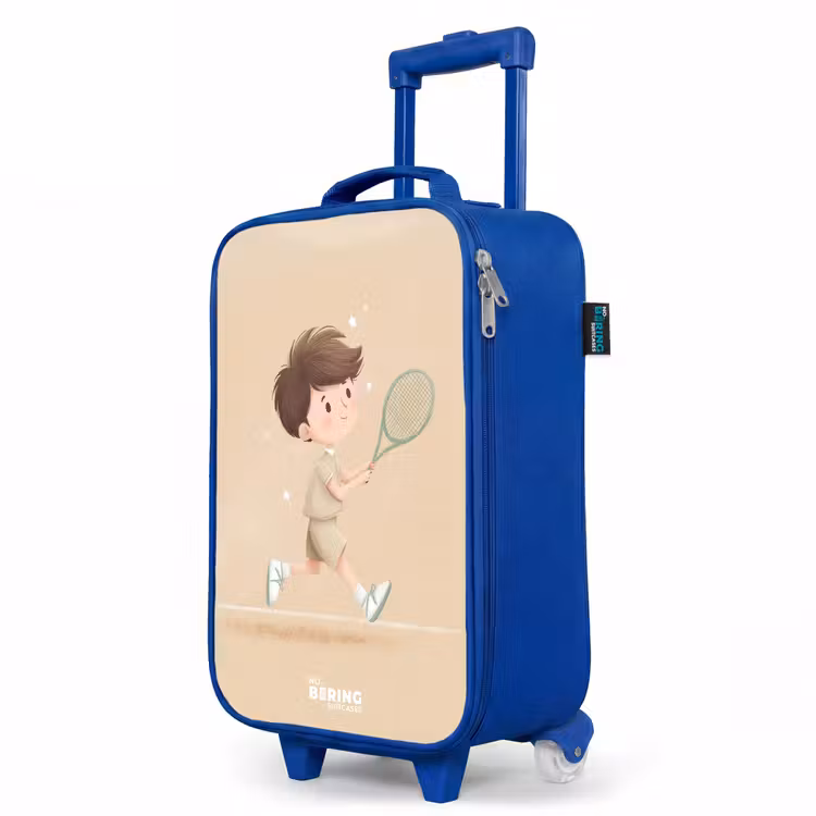 Kinderkoffer Blau - Junge spielt Tennis auf sandfarbenem Hintergrund — 8