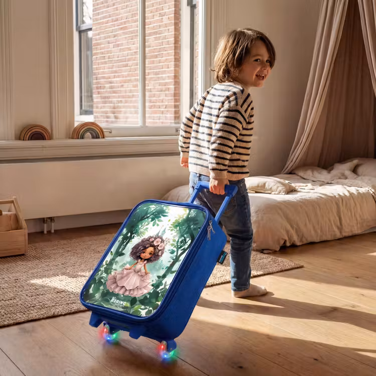 Kinderkoffer Blau - Mädchen mit dunklen Locken im Wald — 2