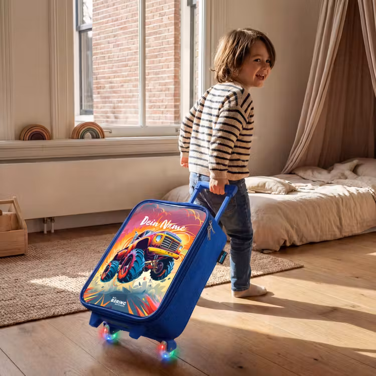 Kinderkoffer Blau - Rosa Monstertruck fliegt über den Asphalt — 2