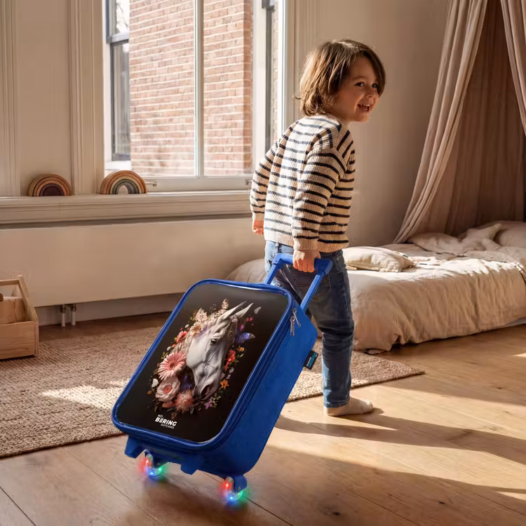 Kinderkoffer Blau - Weißer Pferdekopf inmitten einer bunten Blumengirlande — 2
