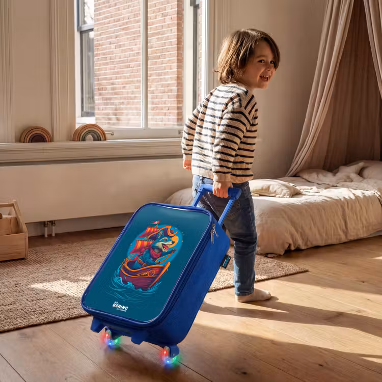 Kinderkoffer Blau - Piratenwaschbär auf einem Boot — 2