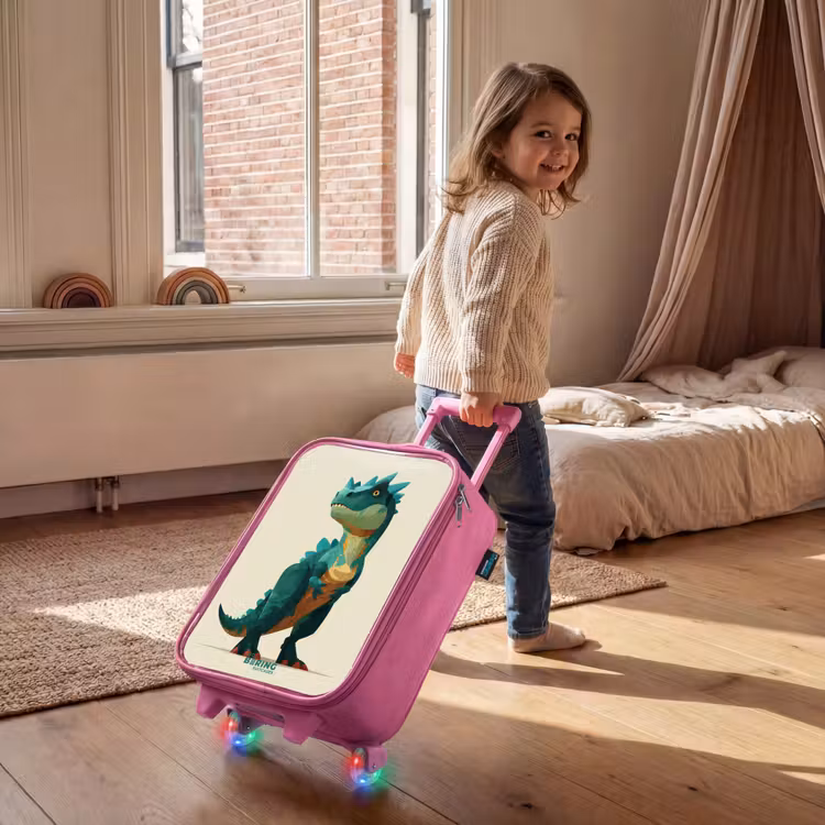 Kinderkoffer Rosa - Gehörnter Dino mit scharfen Blicken — 2