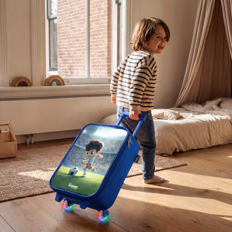 Kinderkoffer Blau - Junge - Fußball - Stadion - Sonnenlicht — 2