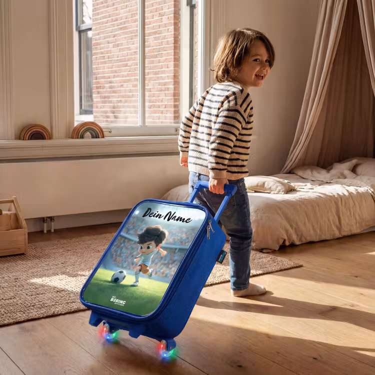 Kinderkoffer Blau mit Name - Junge - Stadion - Fußball - Sonnenlicht — 2