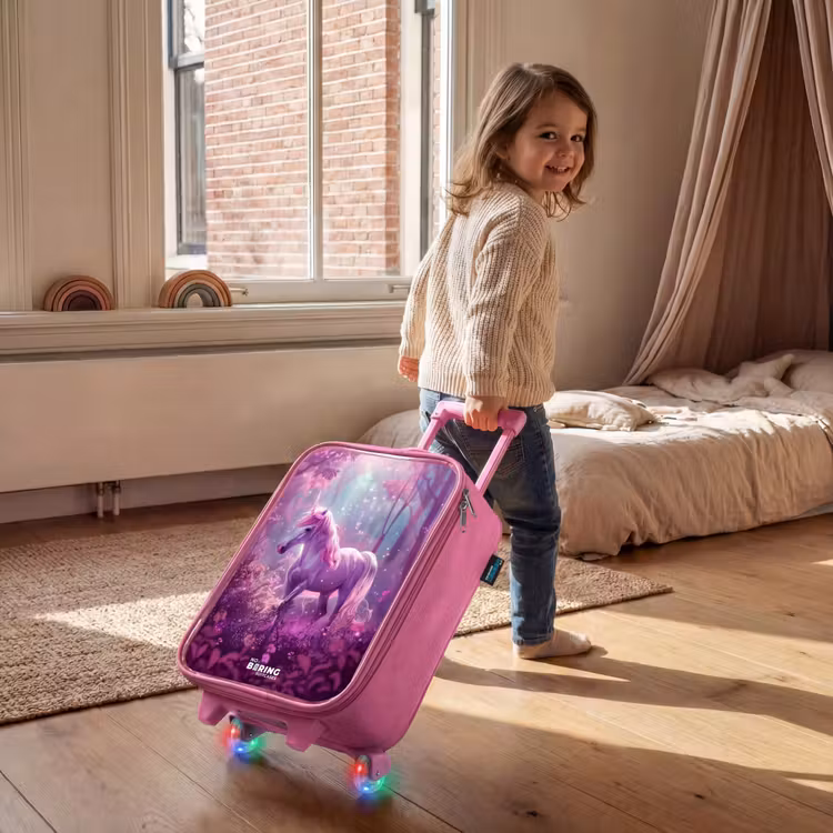 Kinderkoffer Rosa - Einhorn, umgeben von lila Natur — 2