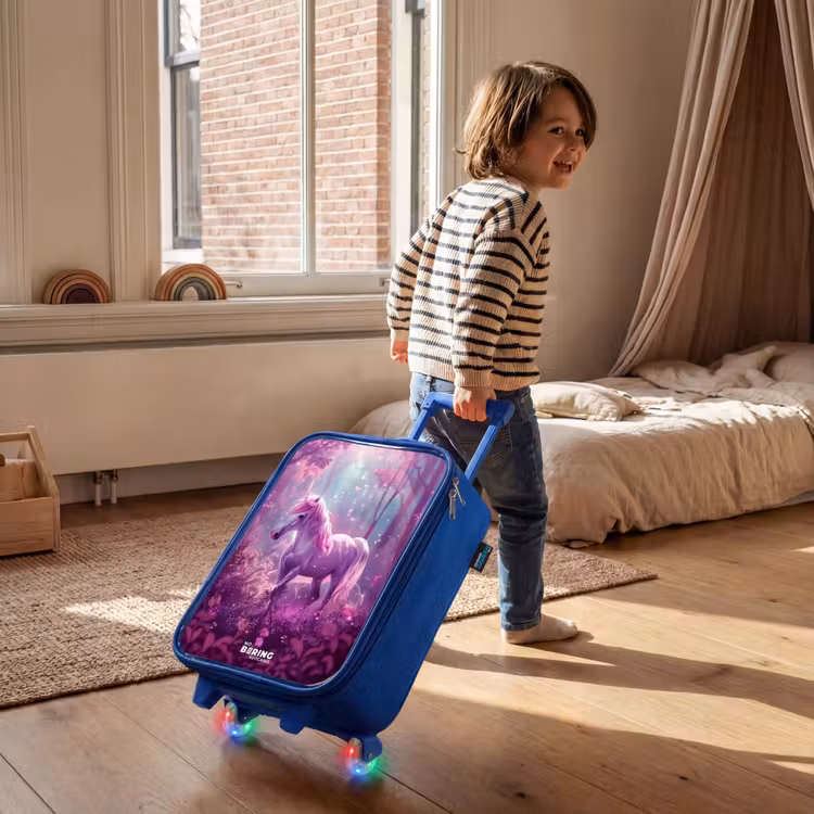 Kinderkoffer Blau - Einhorn, umgeben von lila Natur — 2