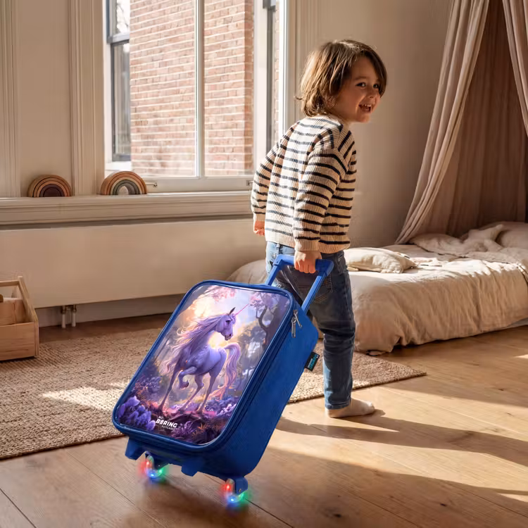 Kinderkoffer Blau - Porträt eines Einhorns zwischen lila Blumen — 2