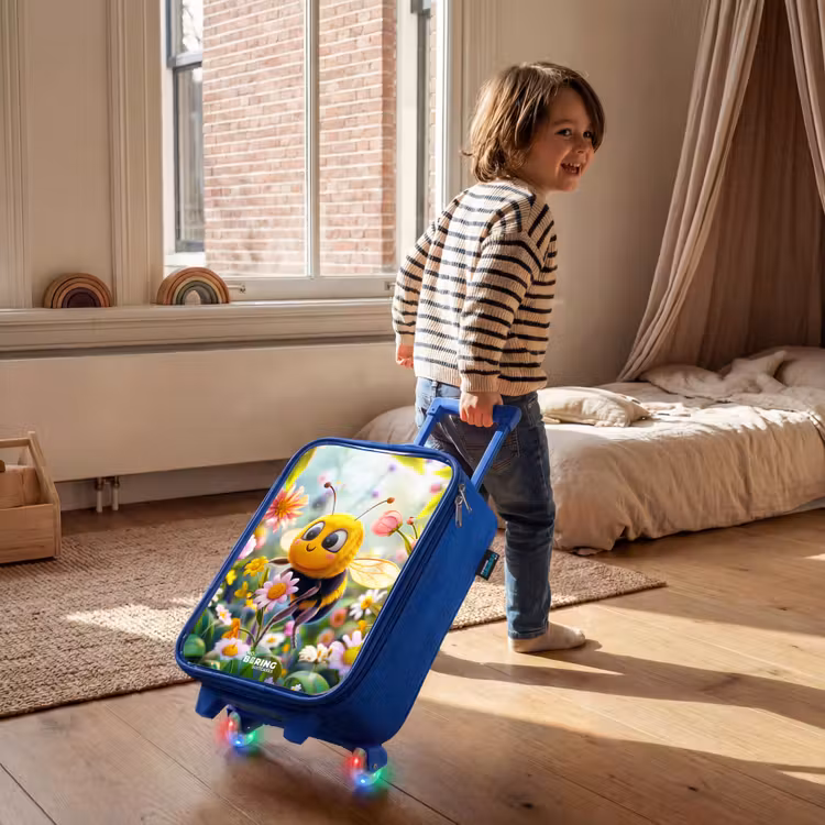 Kinderkoffer Blau - Nahaufnahme einer Biene zwischen rosa Blumen — 2