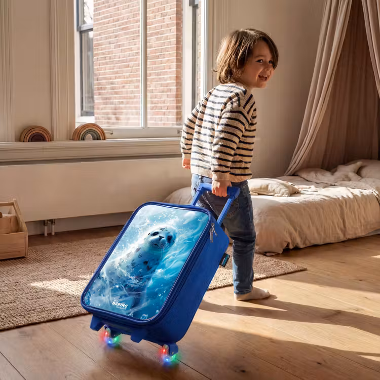 Kinderkoffer Blau - Robbenjunges im klaren blauen Wasser — 2