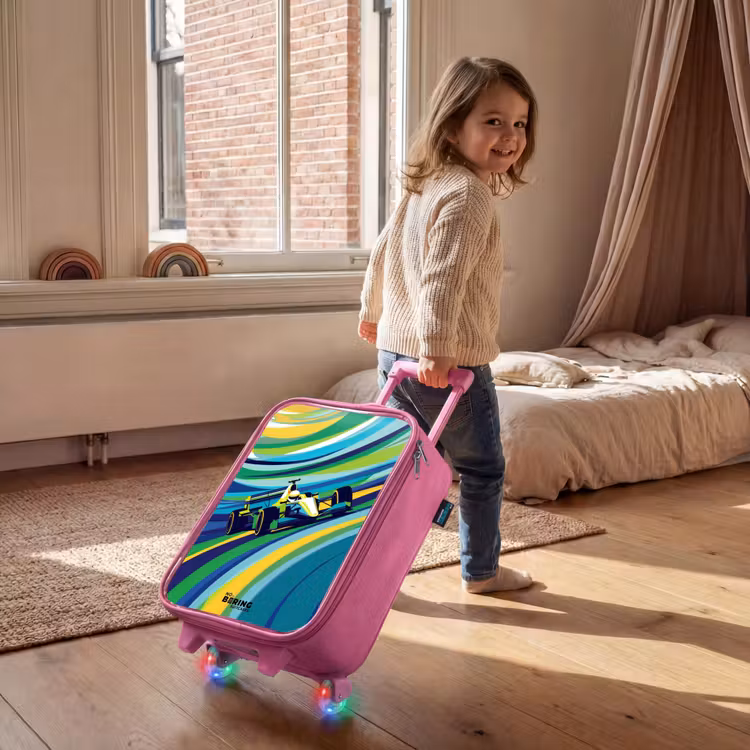 Kinderkoffer Rosa - Rennwagen auf gestreiftem Hintergrund — 2