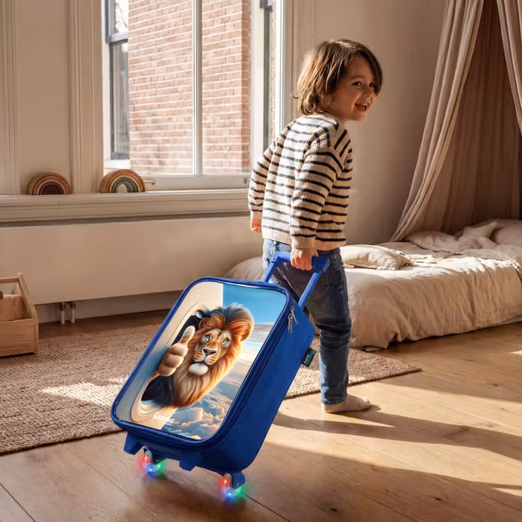 Kinderkoffer Blau - Löwe mit erhobenem Daumen aus dem Flugzeugfenster — 2