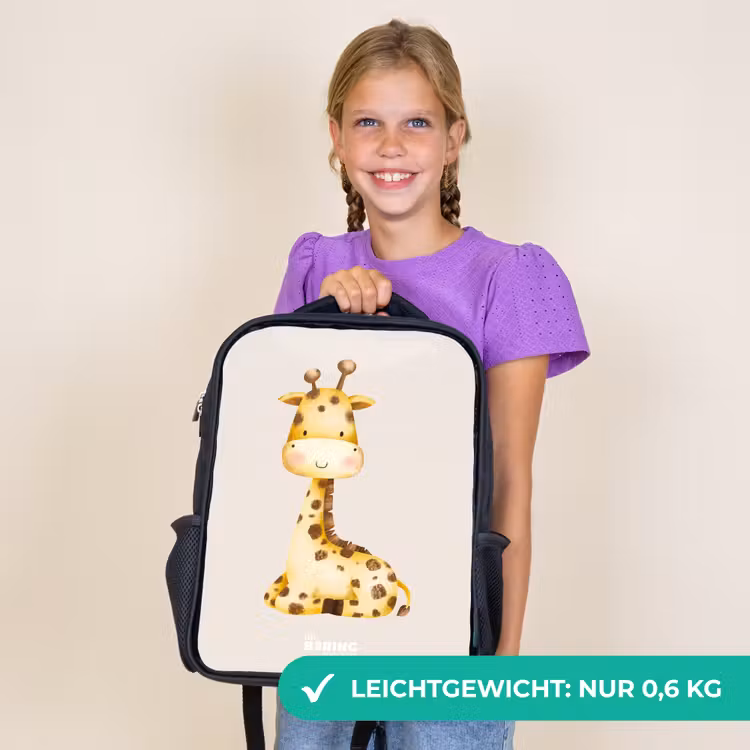 Kinderrucksack - Schwarz - Liegende Giraffe Illustration auf beigem Hintergrund — 7