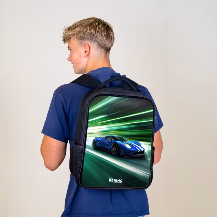 Kinderrucksack - Schwarz - Blauer Rennwagen mit Streifen in grünem Tunnel — 3