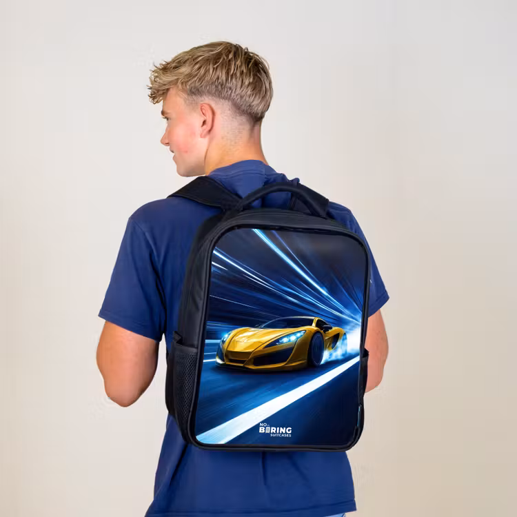 Kinderrucksack - Schwarz - Gelber Sportwagen im Lichttunnel der Geschwindigkeit — 3