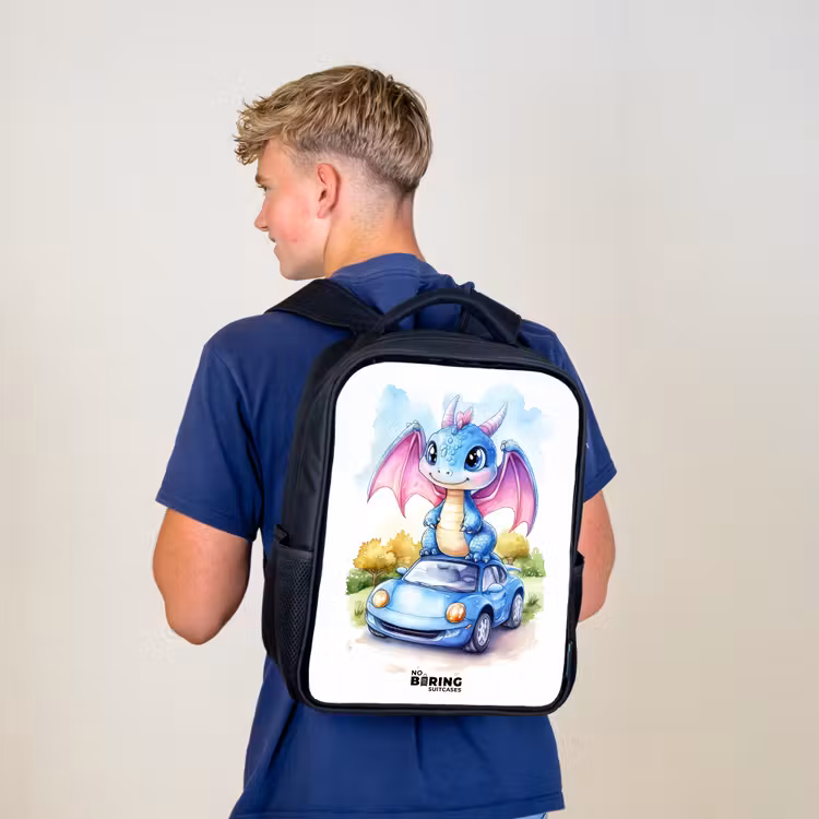 Kinderrucksack - Schwarz - Baby-Drache auf blauem Auto in bewaldeter Landschaft — 3