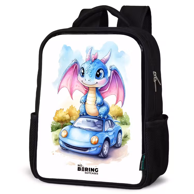 Kinderrucksack - Schwarz - Baby-Drache auf blauem Auto in bewaldeter Landschaft — 4