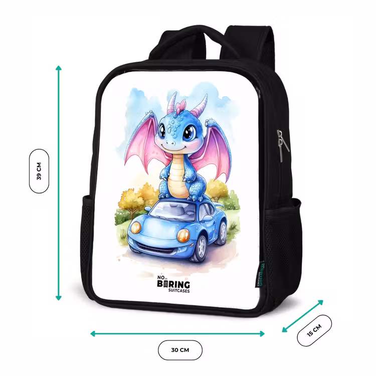 Kinderrucksack - Schwarz - Baby-Drache auf blauem Auto in bewaldeter Landschaft — 6