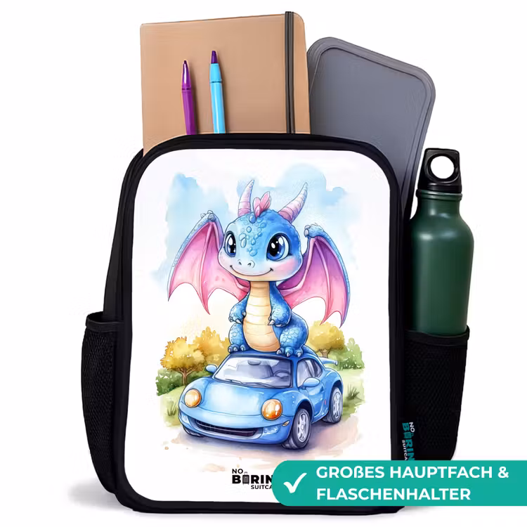 Kinderrucksack - Schwarz - Baby-Drache auf blauem Auto in bewaldeter Landschaft — 8