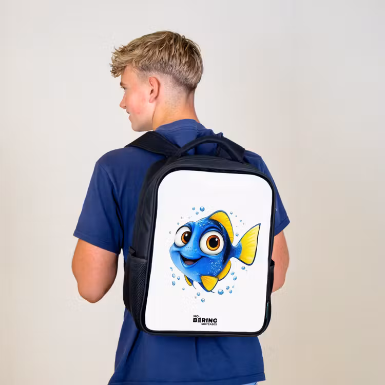 Kinderrucksack - Schwarz - Blauer Fisch mit gelben Flossen und glücklichem Blick — 3