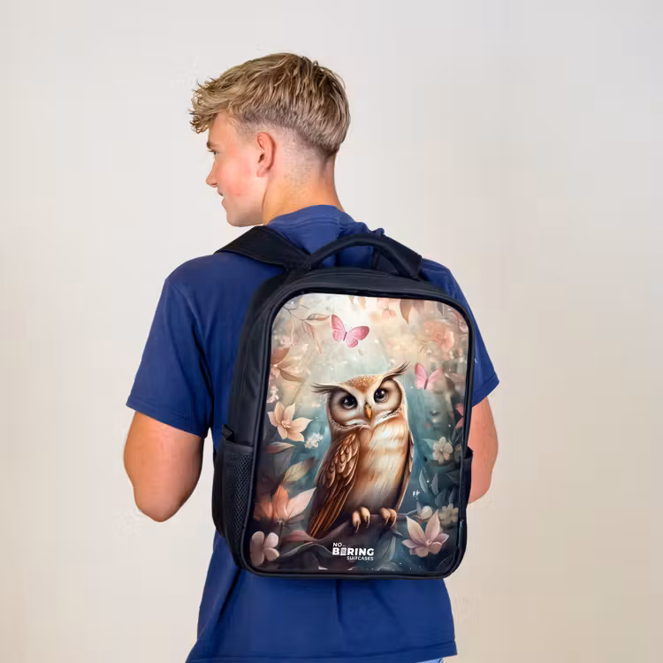 Kinderrucksack - Schwarz - Eule mit Schmetterlingen im mystischen Wald — 3