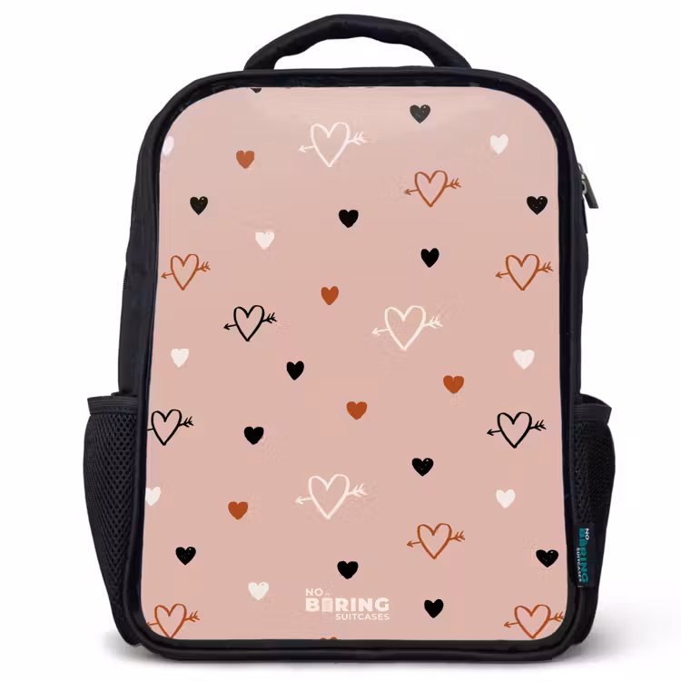 Kinderrucksack - Schwarz - Herzen mit Pfeilen in Schwarz, Weiß und Rosa — 1