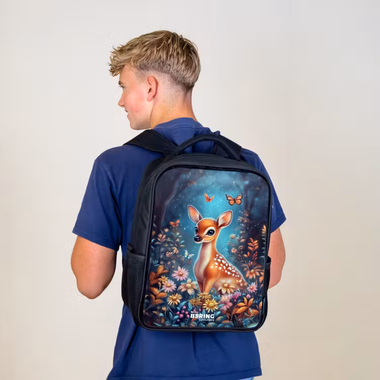 Kinderrucksack - Schwarz - Hirsche inmitten von Blumen im verwunschenen Wald — 3