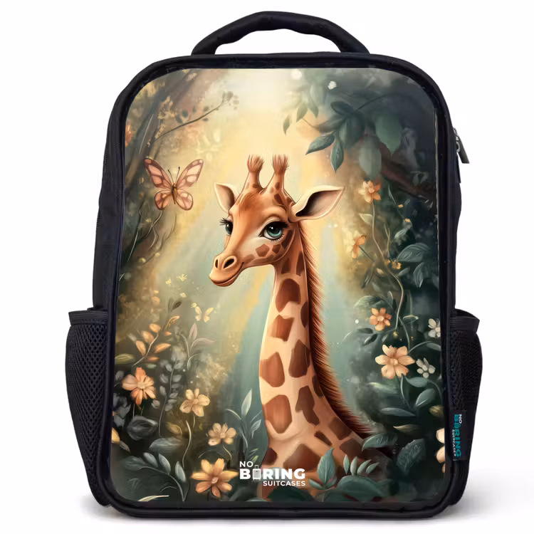 Kinderrucksack - Schwarz - Junge Giraffe zwischen Blumen im sonnigen Wald — 1