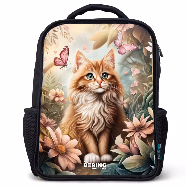 Kinderrucksack - Schwarz - Katze im Blumenfeld mit rosa Schmetterlingen. — 1