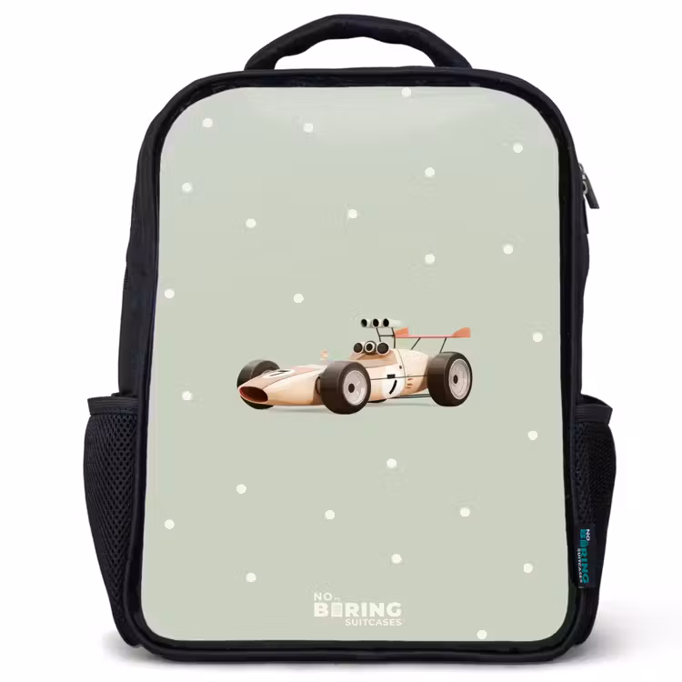 Kinderrucksack - Schwarz - Beigefarbenes Retro-Rennauto auf grünem Polka-Dot-Hintergrund — 1