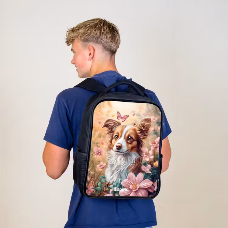 Kinderrucksack - Schwarz - Hund im Blumenfeld mit Schmetterlingen — 3