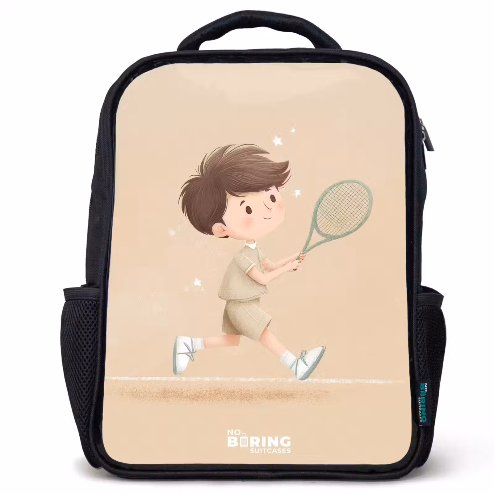 Kinderrucksack - Schwarz - Junge spielt Tennis auf sandfarbenem Hintergrund — 1
