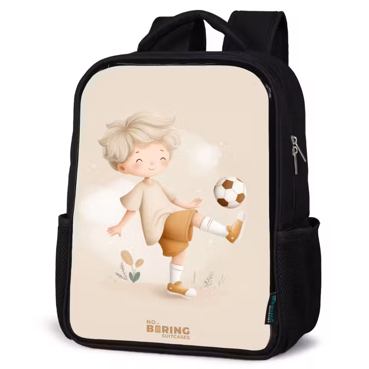 Kinderrucksack - Schwarz - Junge mit einem Fußball in beigen Farben — 4