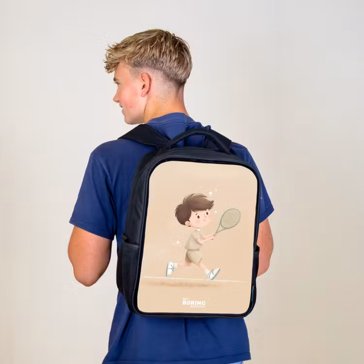Kinderrucksack - Schwarz - Junge spielt Tennis auf sandfarbenem Hintergrund — 3
