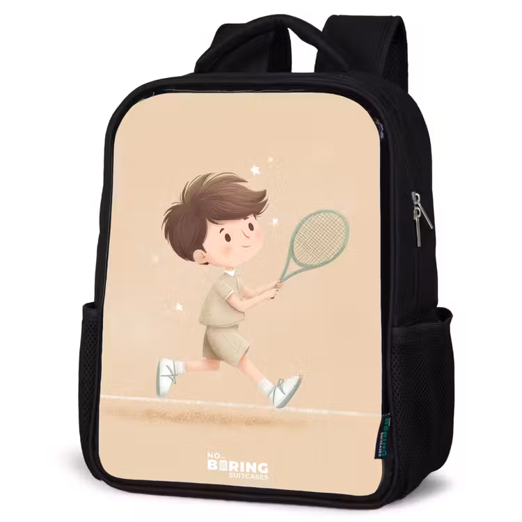 Kinderrucksack - Schwarz - Junge spielt Tennis auf sandfarbenem Hintergrund — 4