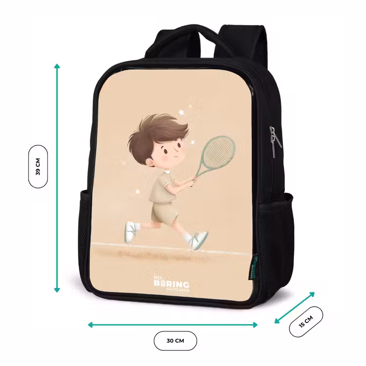 Kinderrucksack - Schwarz - Junge spielt Tennis auf sandfarbenem Hintergrund — 6