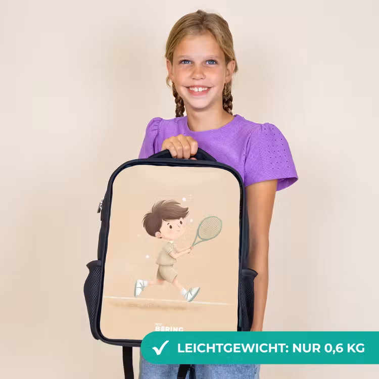 Kinderrucksack - Schwarz - Junge spielt Tennis auf sandfarbenem Hintergrund — 7
