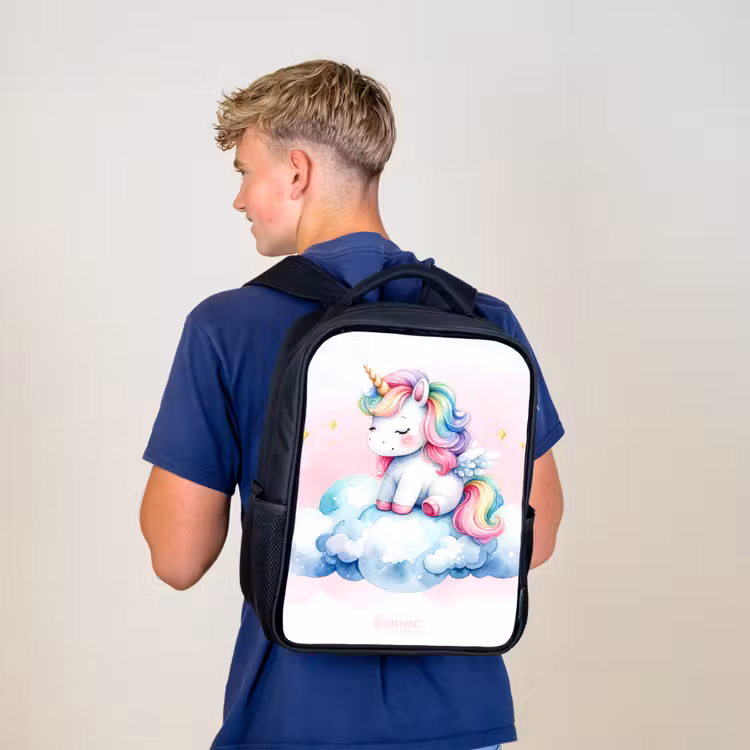 Kinderrucksack - Schwarz - Einhorn mit Regenbogenmähne auf einer Wolke — 3