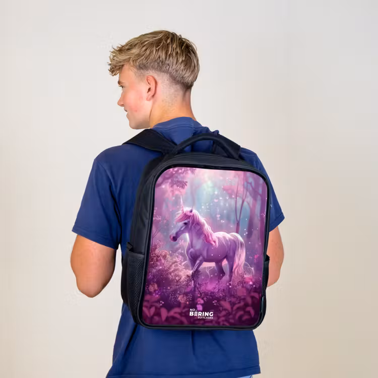Kinderrucksack - Schwarz - Einhorn, umgeben von lila Natur — 3