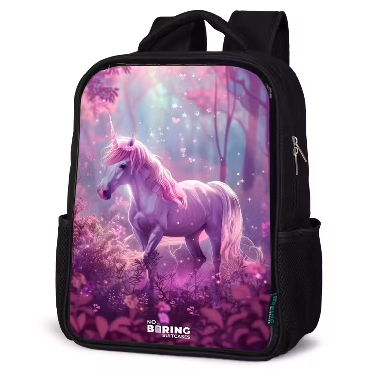Kinderrucksack - Schwarz - Einhorn, umgeben von lila Natur — 4