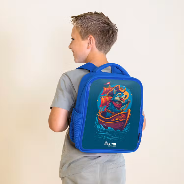 Kinderrucksack - Blau - Piratenwaschbär auf einem Boot — 2